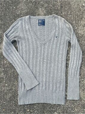 American Eagle large Y2K
Cable Knit Sweater Elena
Gilbert v neck long sleeve